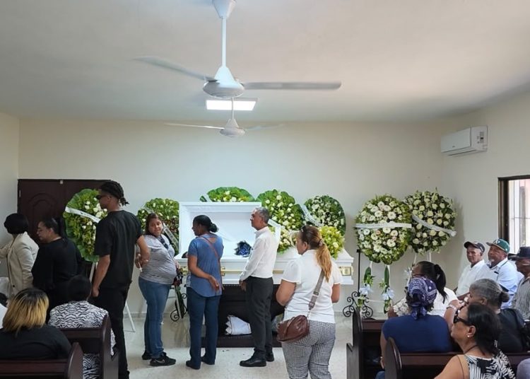 Durante sepelio de baloncestista asesinado, familiares piden a Ramón Tolentino dar seguimiento al caso