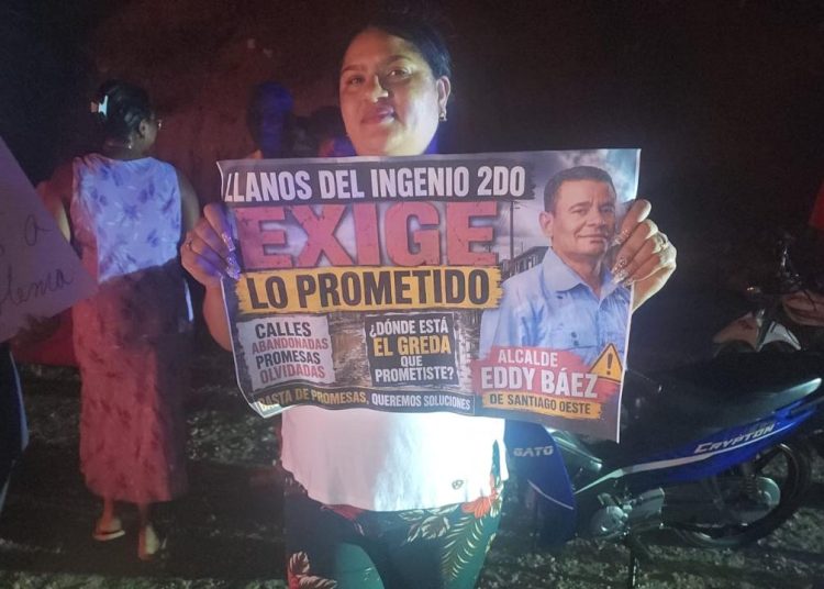 Comunitarios incendian neumático y protestan por asfaltado de calles en Santiago Oeste