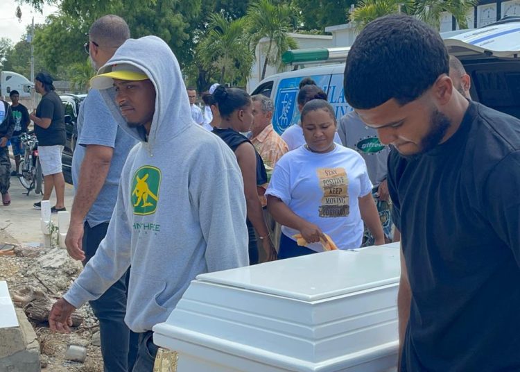 Sepultan a joven aplastada por una gredar en Santiago; familia exige una investigación para esclarecer la tragedia