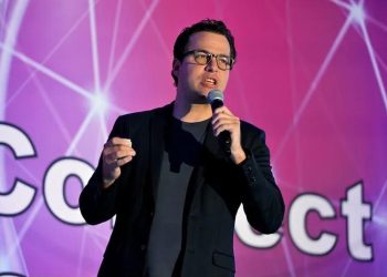 Ejecutivo de YouTube insta a los medios a adaptarse a los nuevos hábitos de consumo en lugar de combatirlos