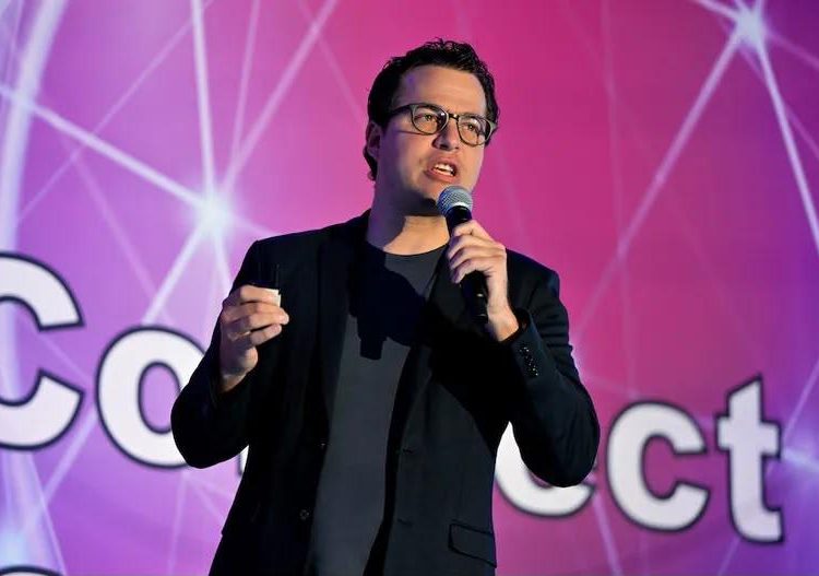 Ejecutivo de YouTube insta a los medios a adaptarse a los nuevos hábitos de consumo en lugar de combatirlos