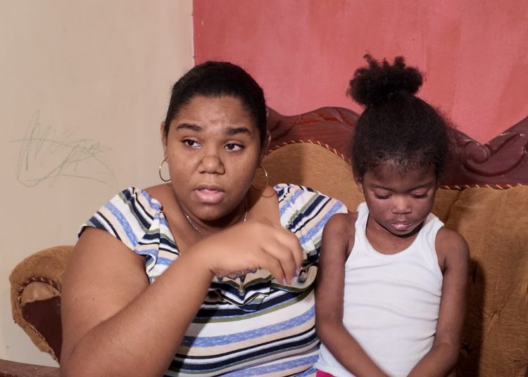 “Solo queremos que vuelva a jugar”: la lucha de una familia para costear el tratamiento de su hija con enfermedad rara