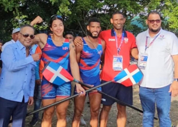 Senador Héctor Acosta celebra medalla de plata conquistada por atletas de remo y canotaje de Bonao