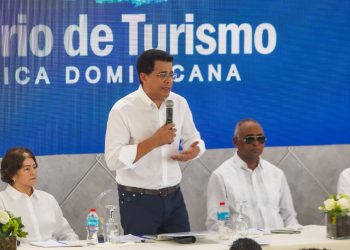 Collado advierte que hoteles podrían enfrentar sanciones por restringir acceso a playas