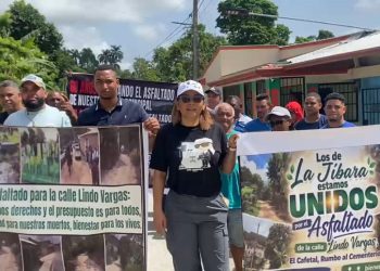 Residentes de La Jíbara marchan para exigir asfalto, aceras y contenes tras más de 60 años de espera