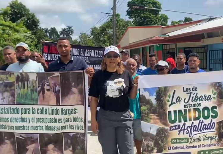 Residentes de La Jíbara marchan para exigir asfalto, aceras y contenes tras más de 60 años de espera