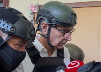 Santiago Hazim sale cabizbajo de audiencia y guarda silencio ante preguntas de periodistas