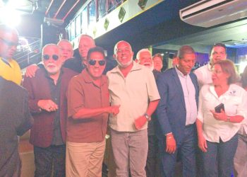 Kinito Méndez promueve respeto al derecho de autor en reunión con empresarios de La Romana