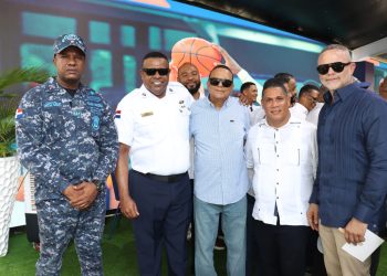 Policía Nacional participa en la inauguración de Expo Vega Real 2026