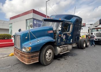 Patana cargada de madera se vuelca en la avenida Núñez de Cáceres