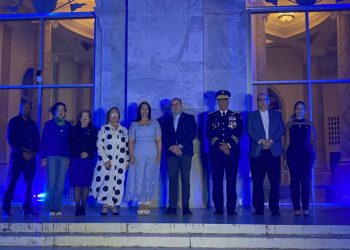 Ministerio Público ilumina de azul el Monumento de Santiago y advierte: “Ningún explotador dormirá tranquilo”