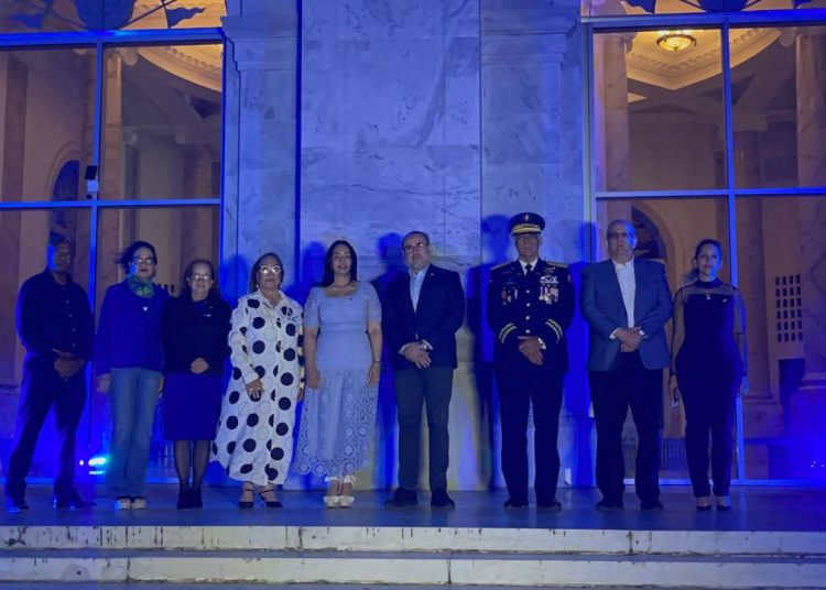 Ministerio Público ilumina de azul el Monumento de Santiago y advierte: “Ningún explotador dormirá tranquilo”