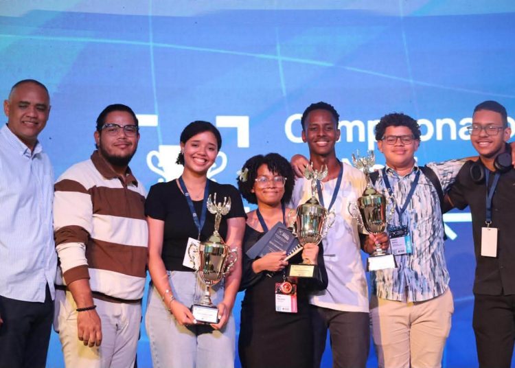 Regional 03 Azua hace historia al conquistar el subcampeonato nacional de debate
