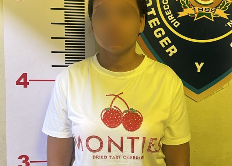 Policía ocupa presuntas drogas y apresa a mujer en La Vega