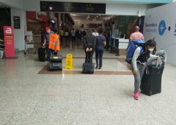 Filtración en techo del AILA genera molestias a pasajeros durante las lluvias