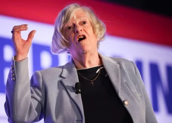 Exdiputada británica Ann Widdecombe murió tras recibir 21 martillazos; acusado irá a juicio en 2027