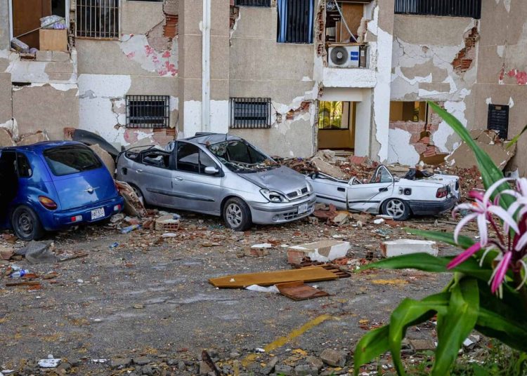 Un operativo de rescate por los terremotos en Venezuela supera las 48 horas