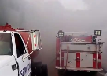Incendio afecta supermercado en Villa Jaragua; bomberos trabajan para controlar las llamas