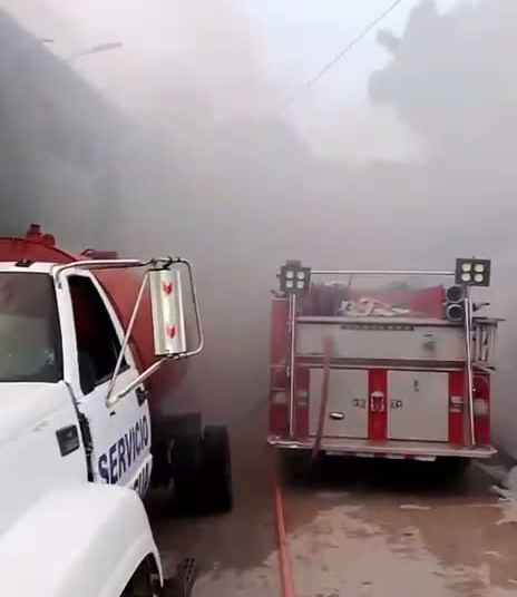 Incendio afecta supermercado en Villa Jaragua; bomberos trabajan para controlar las llamas