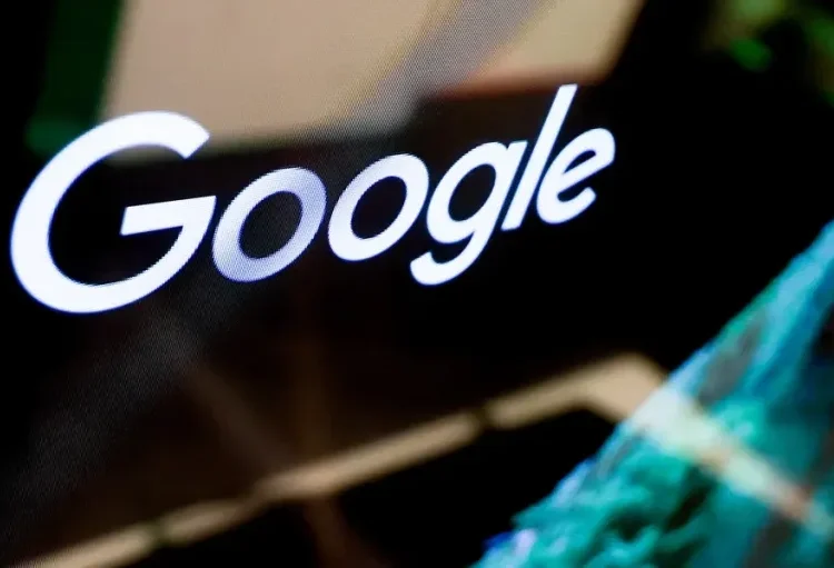 Bruselas impone dos multas a Google por un total de 890 millones de euros