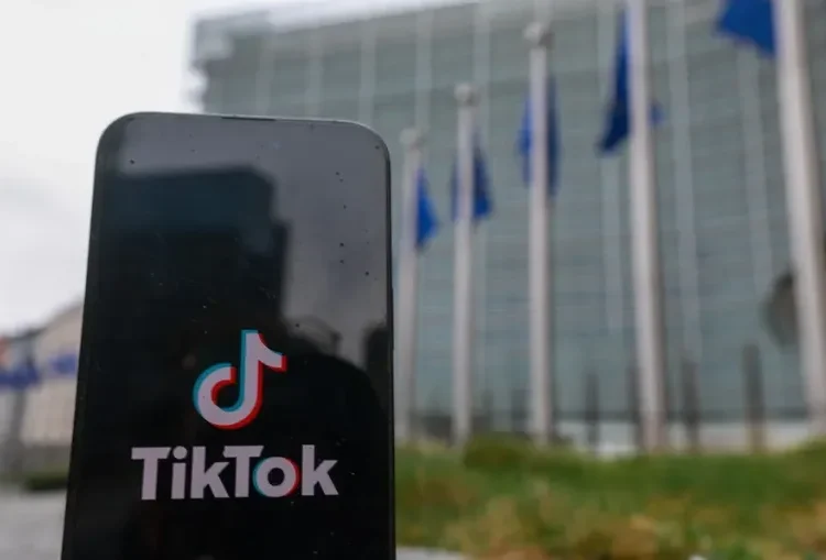 Bruselas acusa a TikTok de no proteger suficientemente a los menores