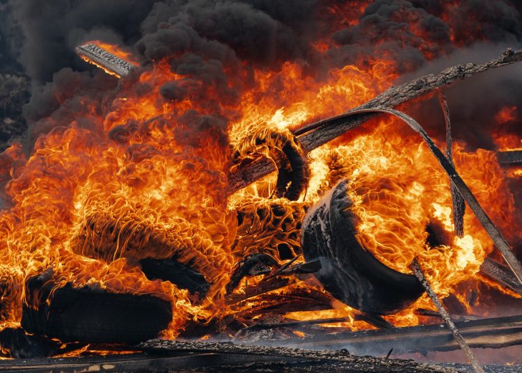 Vehículo se incendia en Los Cacicazgos; se desconocen las causas del fuego