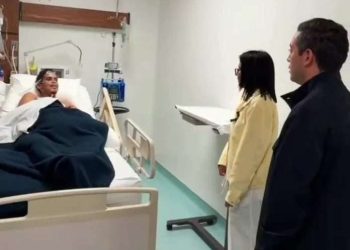 Delcy Rodríguez visita a Hernán Gil en el Hospital de Clínicas Caracas