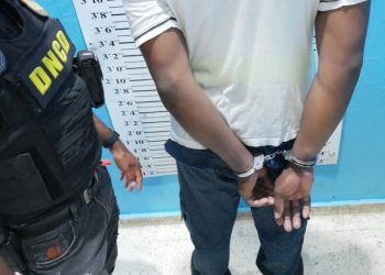 DNCD arresta a dos empleados del AILA vinculados a decomiso de 90 paquetes de cocaína