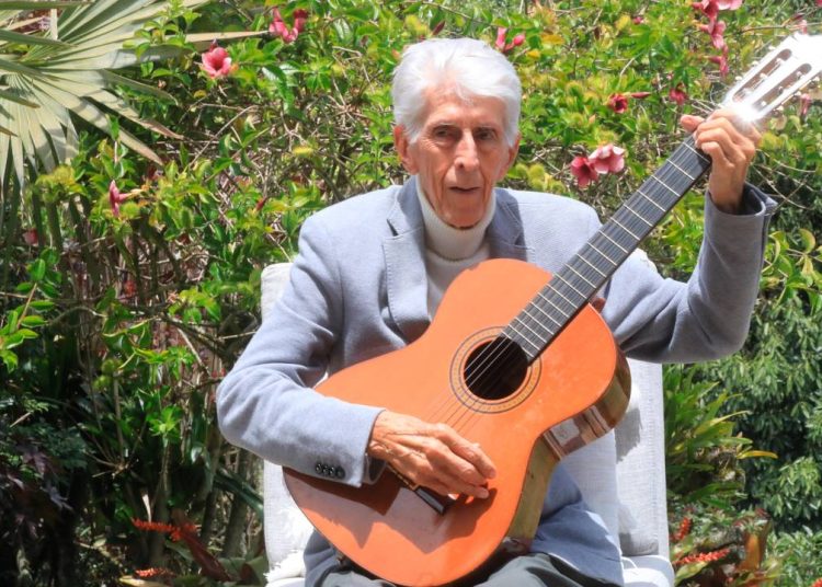 Muere a los 91 años Héctor Ochoa, compositor del emblemático tema «El camino de la vida»