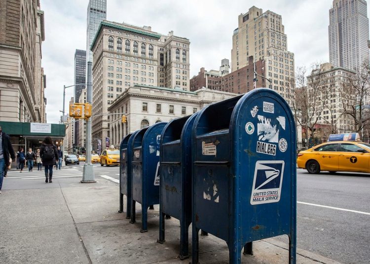 Acusan a empleada del Servicio Postal de EE.UU. de robar más de $25,000 en pagos de alquiler enviados por correo