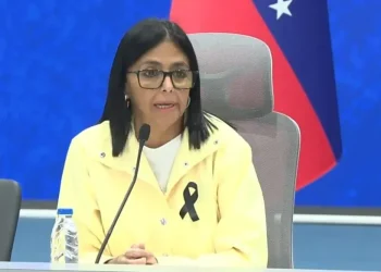 Delcy Rodríguez anuncia conversaciones con Estados Unidos y el FMI para reconstruir la infraestructura