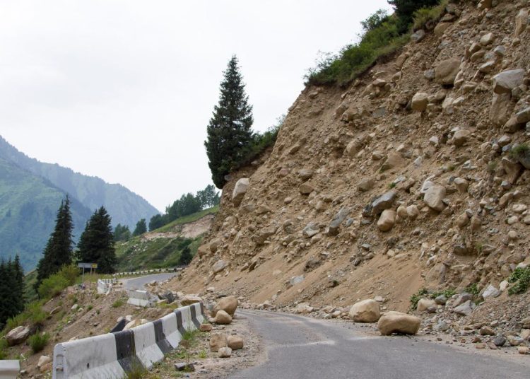 Deslizamiento de tierra en China sepulta viviendas y obliga a evacuar a más de mil personas