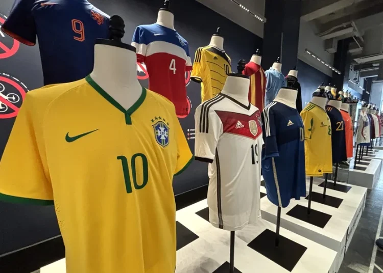 El Empire State se une a la fiebre mundialista con una exposición de camisetas legendarias