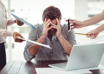 El estrés laboral perjudica el sueño en la mediana edad, según un estudio