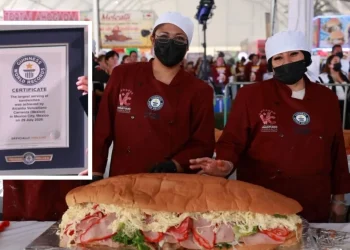 Una torta de 1,5 toneladas conquista un récord Guinness en México