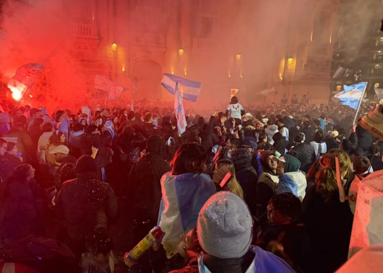 Argentinos salen a las calles a agradecer a su selección pese a la derrota ante España