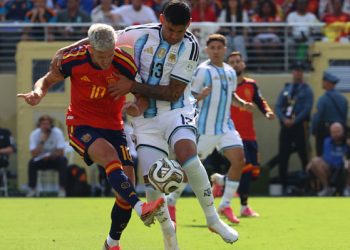 Árbitro anula gol de España ante Argentina tras revisión del VAR