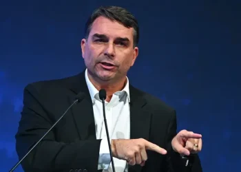 Flávio Bolsonaro acusa a un juez del Supremo de interferir en el proceso electoral de Brasil