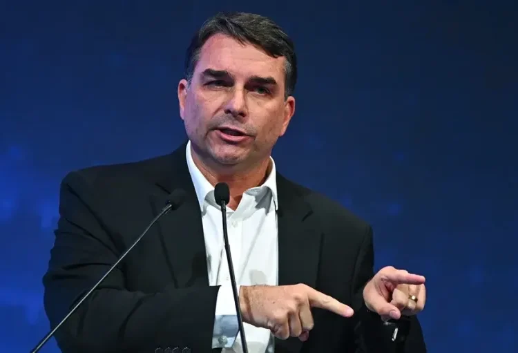 Flávio Bolsonaro acusa a un juez del Supremo de interferir en el proceso electoral de Brasil
