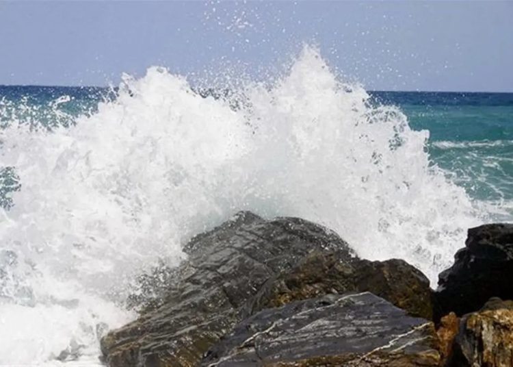 COE mantiene restricción para embarcaciones pequeñas en parte de la costa caribeña por fuerte oleaje