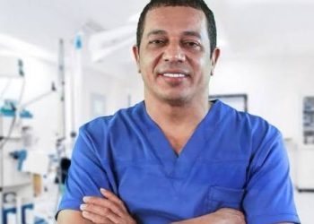 Médico Óscar Polanco declara ante el Ministerio Público por investigación de muerte en clínica estética de Santiago