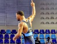 Más que un bronce: Dominicano Julio Rodríguez ayuda a su rival al finalizar el combate