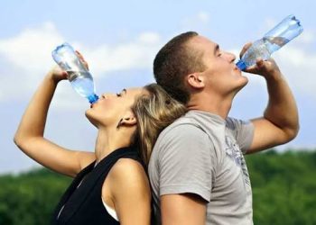La sed puede ser una alerta: así afecta la falta de agua al corazón