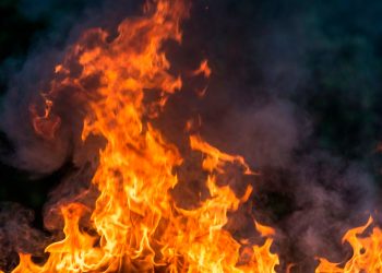 Incendio destruye parte de histórica iglesia en Nueva Jersey; investigan si un rayo originó el fuego