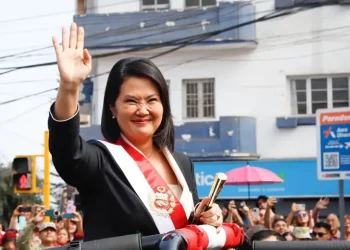 Keiko Fujimori preside el tradicional desfile por la independencia de Perú ante miles de personas
