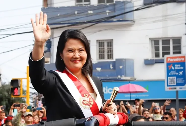 Keiko Fujimori preside el tradicional desfile por la independencia de Perú ante miles de personas