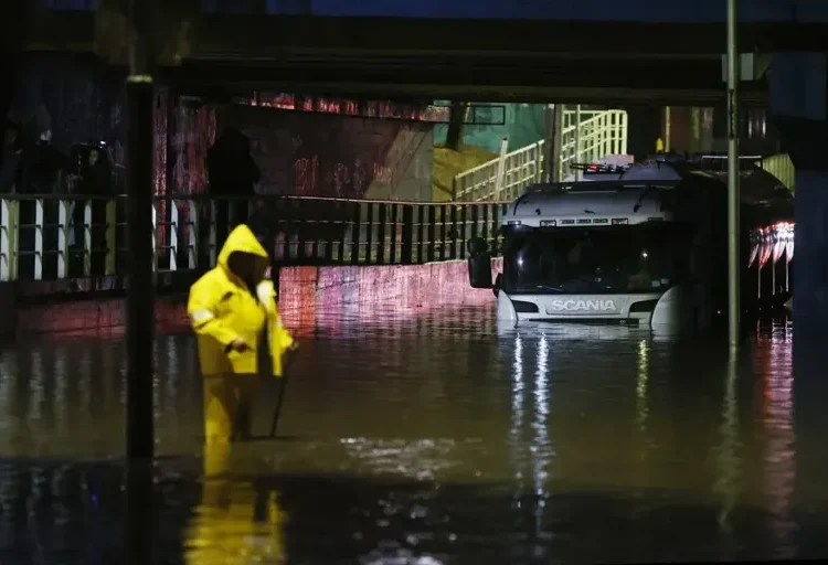 Suben a cuatro los muertos por temporal en Chile y declaran la alerta roja en Valparaíso