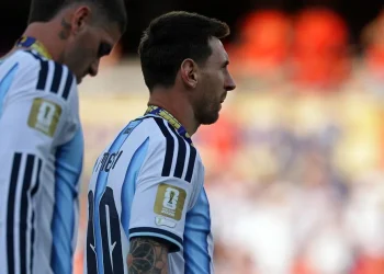 Lionel Messi regresa a Argentina en un avión privado, sin contacto con aficionados
