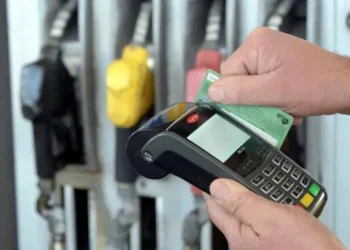 Estaciones de combustible continúan cobrando con tarjeta mientras se espera diálogo
