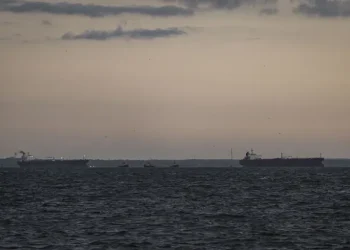 Un muerto y ocho heridos en un ataque a petroleros de Emiratos Árabes atribuido a Irán